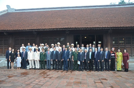Tôn vinh 522 tân Giáo sư, Phó giáo sư năm 2015 - 2 Trước khi buổi lễ diễn ra, Hội đồng Chức danh Giáo sư Nhà nước cùng đại diện các GS, PGS đã đến Văn Miếu – Quốc Tử Giám kính cẩn thắp hương