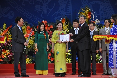 Chất lượng các giáo sư, phó giáo sư ngày càng nâng cao - 2 Nữ giáo sư Toán học thứ 2 của Việt Nam nhận giấy chứng nhận đạt tiêu chuẩn chức danh ngày 12/11