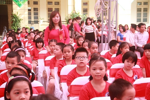 Trường tiểu học Đặng Trần Côn A tưng bừng kỷ niệm 30 năm thành lập - 1 Cô giáo và học sinh tưng bừng trong ngày kỷ niệm