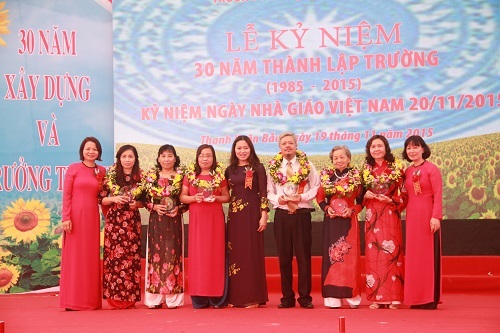 Trường tiểu học Đặng Trần Côn A tưng bừng kỷ niệm 30 năm thành lập - 4
Các thế hệ giáo viên, cán bộ quản lý lão thành nhận hoa và quà chúc mừng của nhà trường