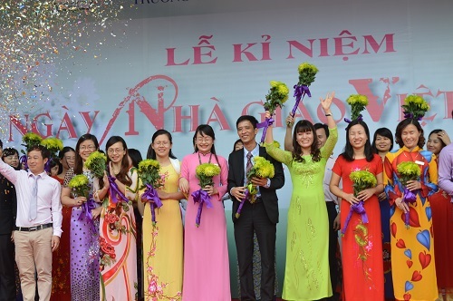 Cô Hiệu trưởng nhiều lần “xin lỗi” giáo viên - 3 Cô Nguyễn Thị Nhiếp cùng với các đồng nghiệp đón nhận những bó hoa giản dị của học trò