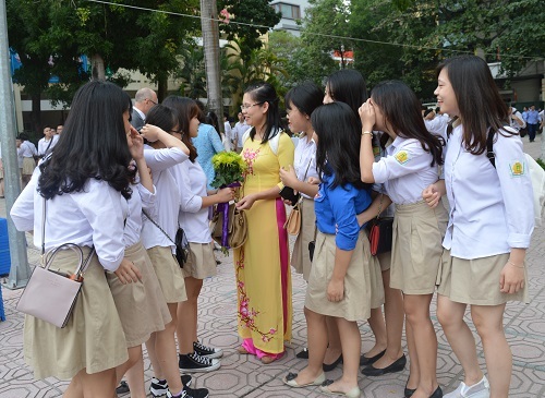 Cô Hiệu trưởng nhiều lần “xin lỗi” giáo viên - 4
Học sinh tặng hoa chúc mừng cô giáo ngày 20/11.