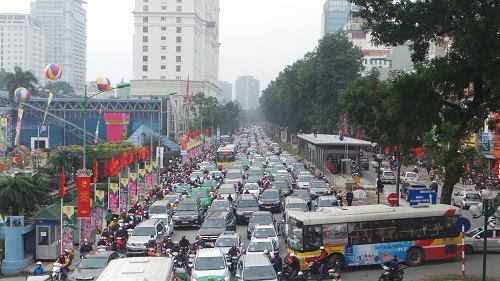 Kinh hoàng cảnh tắc đường ở Hà Nội ngày 29/1 - 9
Và những nút trọng điểm không có cảnh sát giao thông phân luồng thì tình hình càng trở nên tồi tệ. Trong ảnh là dòng xe xếp hàng dài suốt phố Giảng Võ trong nhiều giờ.