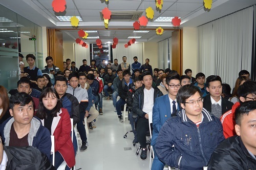 Nhân Nguyễn - chàng trai Việt thành danh ở Google “tiếp lửa” cho giới trẻ - 2 Đông đảo các bạn trẻ thuộc nhóm cộng đồng phát triển Google ở Hà Nội và sinh viên công nghệ thông tin tham gia trao đổi với Nguyễn Thành Nhân