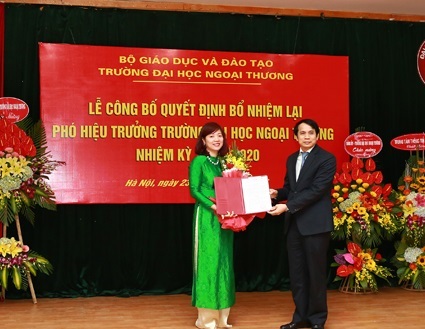 ĐH Ngoại thương bổ nhiệm lại Phó hiệu trưởng - 1 Thứ trưởng Nguyễn Mạnh Hùng trao quyết định cho PGS.TS Đào Thị Thu Giang