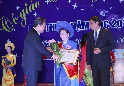 Cô giáo 9x tự tin tỏa sáng ở cuộc thi tài năng duyên dáng - 5
Giám đốc Sở GD-ĐT Hà Nội trao bằng khen và tặng hoa chúc mừng quán quân Phương Lan.