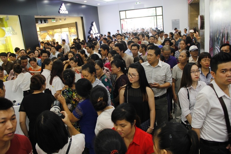 Khai trương Trung tâm thương mại Vincom đầu tiên tại Hải Phòng - 4
Hàng ngàn khách náo nức đến Vicom Lê Thánh Tông Hải Phòng trong ngày khai trương