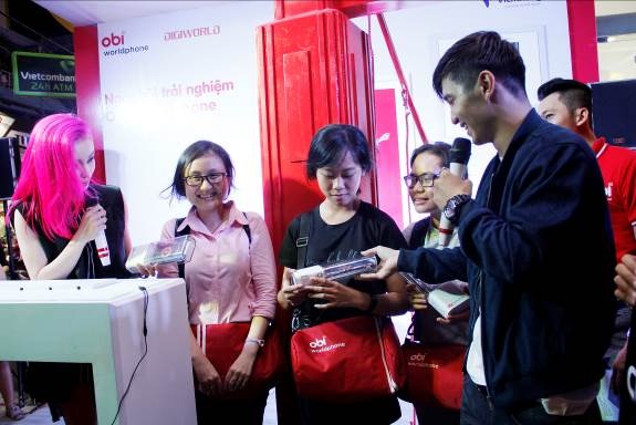 “Con cưng” của cựu CEO Apple lộ diện tại Việt Nam - 5 3 bạn trẻ may mắn trong phần bốc thăm trúng thưởng thích thú khi được cầm trên tay chiếc SF1