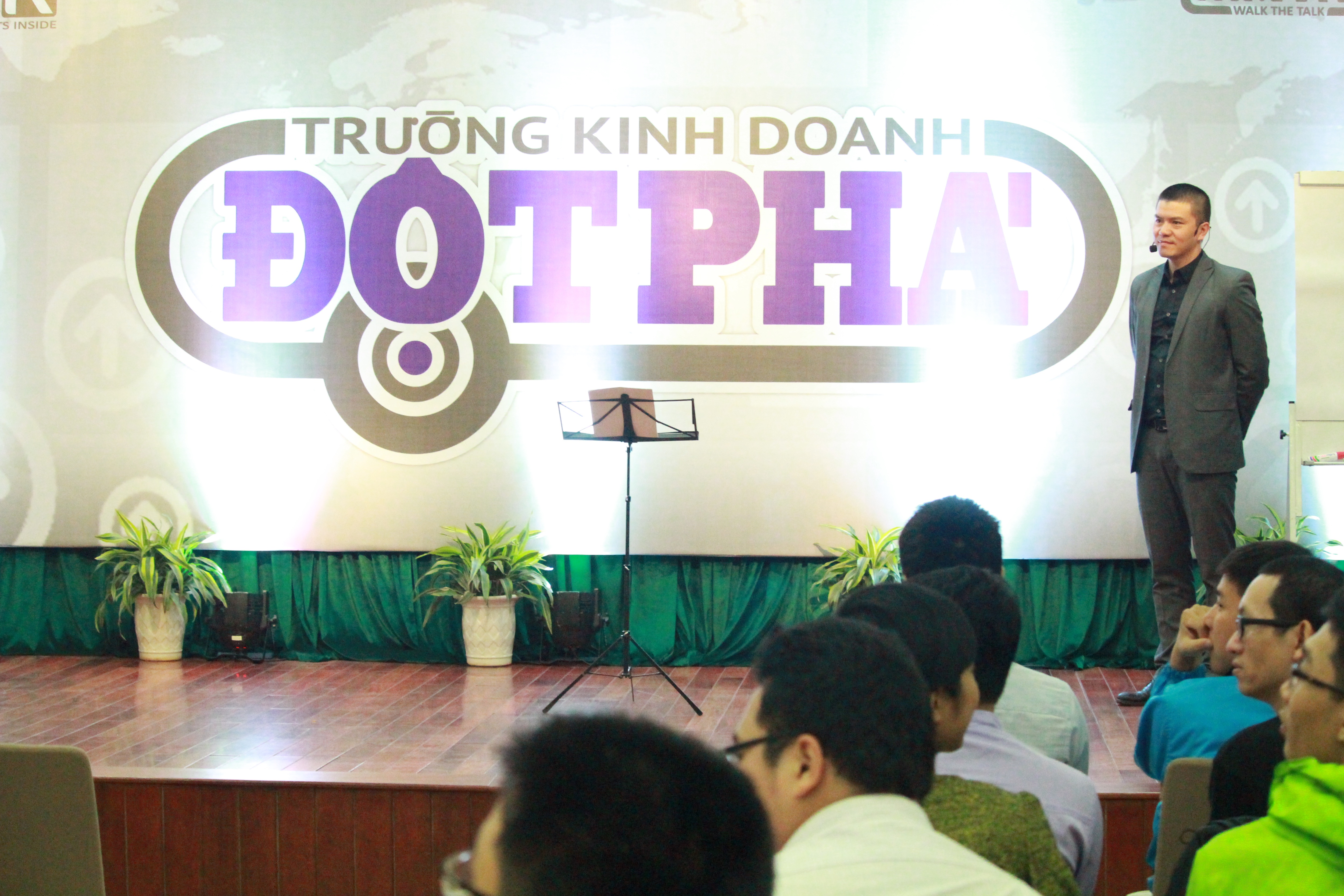 Ông Phạm Ngọc Anh – Chủ tịch Cty CP Đào tạo ASK trong một buổi chia sẻ về chủ đề khởi nghiệp kinh doanh (Ảnh: Tô Hợp)