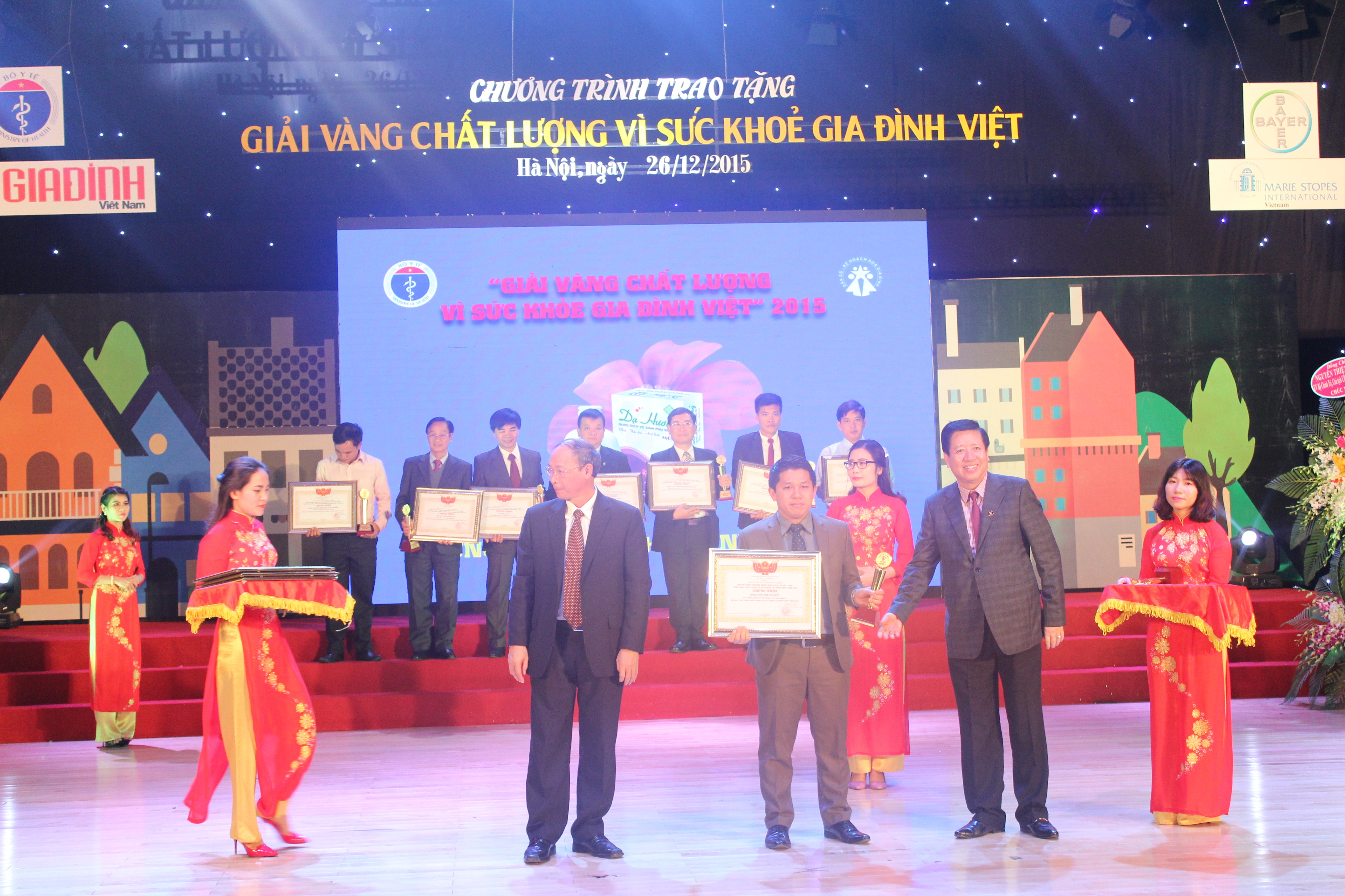 Ông Nguyễn Văn Đình- Phó Giám đốc công ty Dựoc phẩm Hoa Linh nhận giải thưởng từ Ban tổ chức