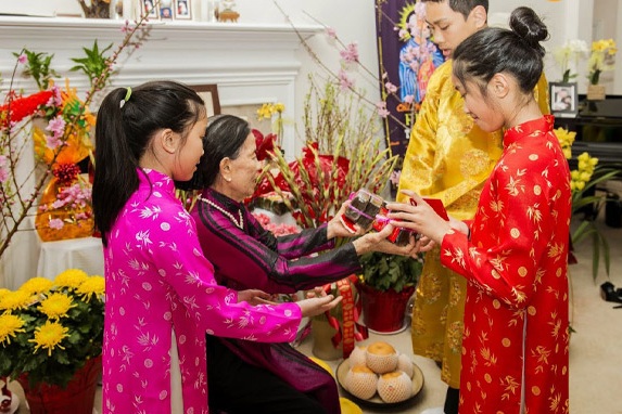 5 món quà Việt gợi nhớ văn hóa Tết xưa - 2 Con cháu vẫn thường tặng áo mới cho ông bà để cầu chúc ông bà luôn khỏe mạnh