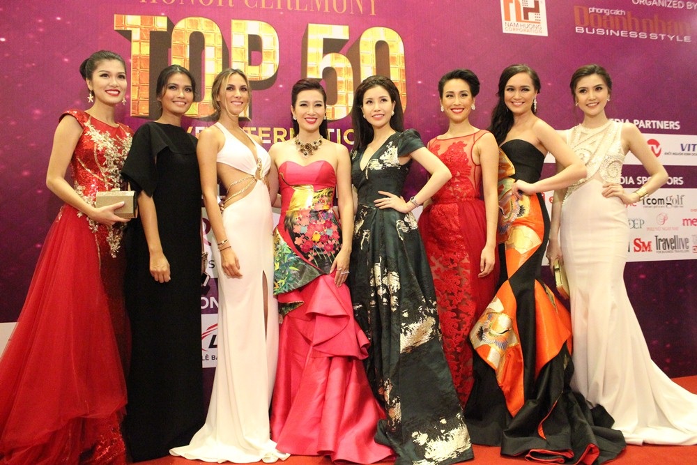 Ms. Crystal Lee – Á Hậu 1 Hoa hậu Mỹ 2015, Hoa hậu liên lục địa 2012 Ms. Daniela Chalbaud, Hoa hậu Việt Nam toàn cầu 2014 Miss Victoria Thuy Vi, Ms. Janine Tugonon- Á hậu 1 Hoa hậu hoàn vũ 2012 cùng Ms. Lam Cúc- TGĐ Adora Clinic&Luxury Spa và các nữ lãnh đạo tham gia Diễn đàn Nữ lãnh đạo quốc tế 2016