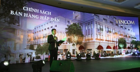 Giao dịch sôi động tại lễ mở bán Vincom Shophouse Thái Bình - 2 Đại diện kinh doanh giới thiệu về Nhà phố thương mại Vincom Shophouse Thái Bình