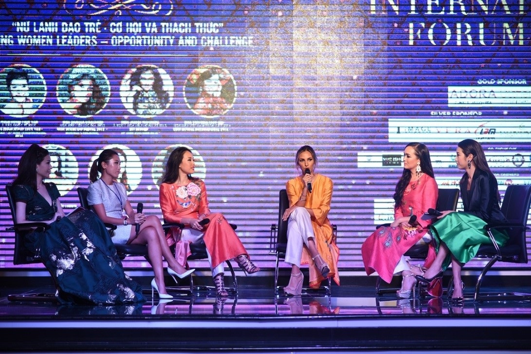 Á hậu Mrs. World Thu Hương tổ chức thành công Diễn đàn Nữ lãnh đạo quốc tế 2016 - 3 Tọa đàm Nữ lãnh đạo trẻ - cơ hội và thách thức với sự tham gia của Hoa hậu liên lục địa 2012 Miss Daniela Chalbaud, Hoa hậu Việt Nam toàn cầu 2014 Miss Victoria Thuy Vi, Miss Crystal Lee – Đồng sáng lập kiêm Giám đốc LifeSite, bà Yisha He – Người sáng lập Công ty Zhejiang Unisun Renewable, Hoa hậu doanh nhân thế giới người Việt Nguyễn Lam Cúc - TGĐ Adora Clinic&Luxury Spa, với sự điều phối của Á hậu Triệu Thúy Vân