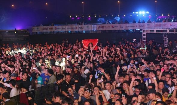 DJ người Mỹ gốc Nhật Steve Aoki mang đến đêm diễn lôi cuốn và đẳng cấp - 3 DJ người Mỹ gốc Nhật Steve Aoki mang đến đêm diễn lôi cuốn và đẳng cấp - 3