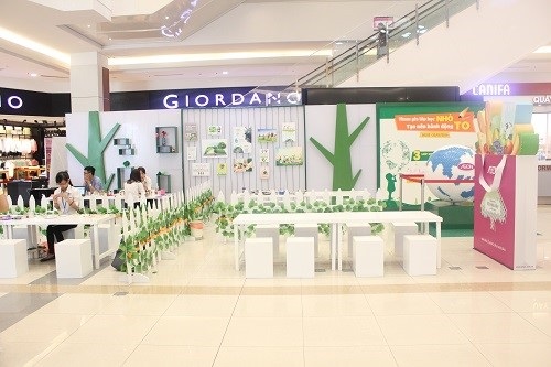 Mặt tiền lớp học trong khuôn viên siêu thị AEON