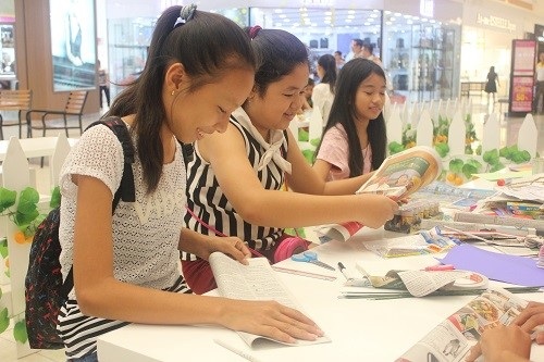 Các bé gái vui vẻ chế tạo sản phẩm tái chế