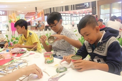 Các bé trai cũng hào hứng không kém