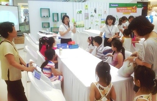 Nghe cô giảng về bảo vệ môi trường