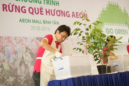 Gần 1000 người ra quân “ bơm” oxy cho thành phố - 3 Đại diện Công ty Aeon hướng dẫn cách trồng cây trong ngày hội trồng cây Bình Tân