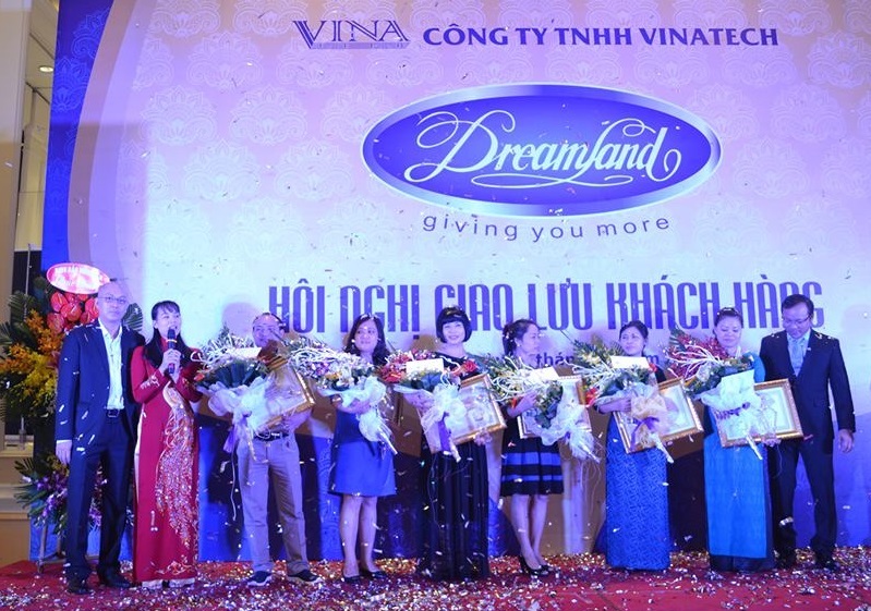 Tổng giám đốc Trịnh Thị Hậu cùng các đại lý xuất xắc năm 2015