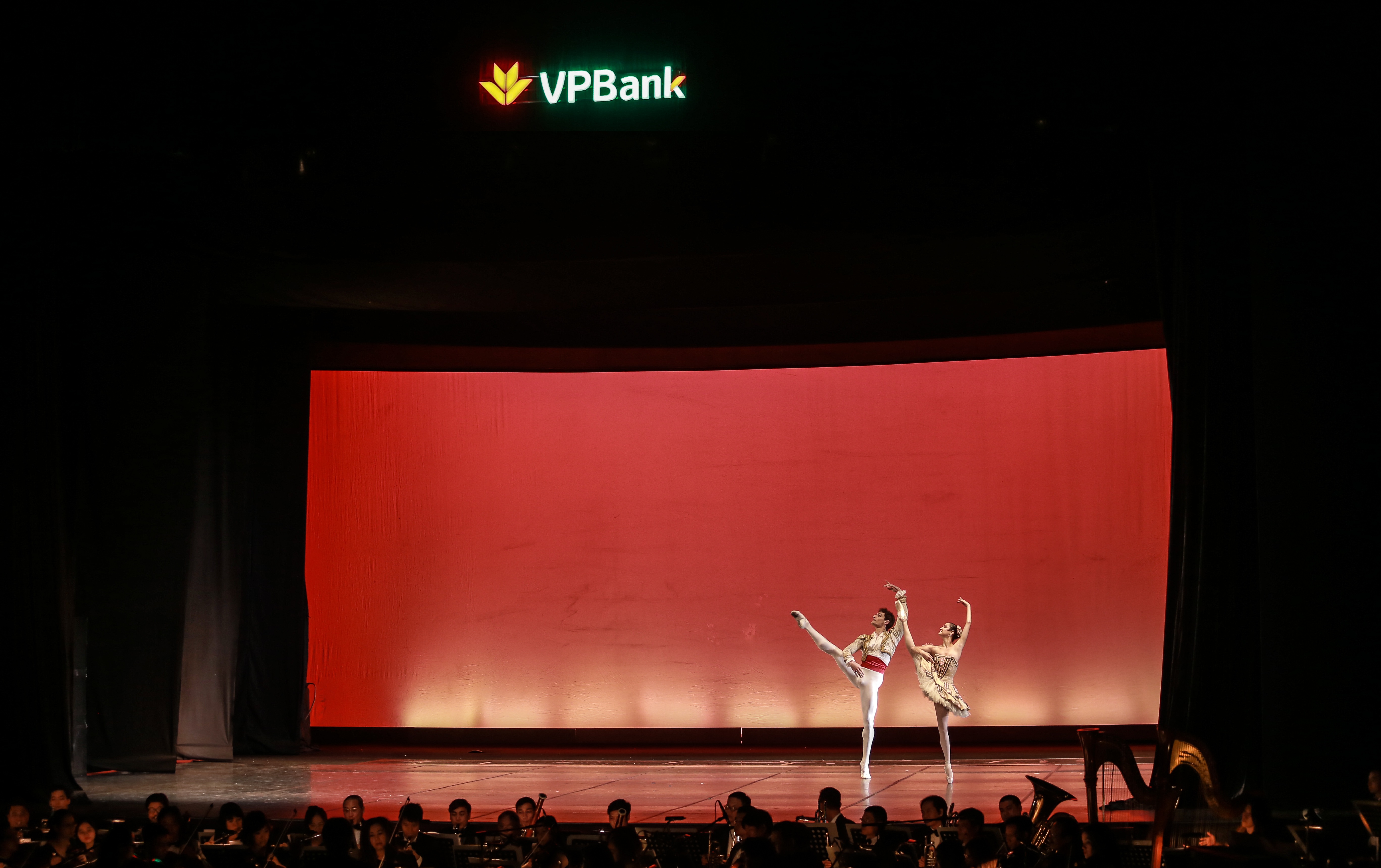 Paris Ballet par Vpbank: “Ly vang Pháp” cho người sành điệu - 5