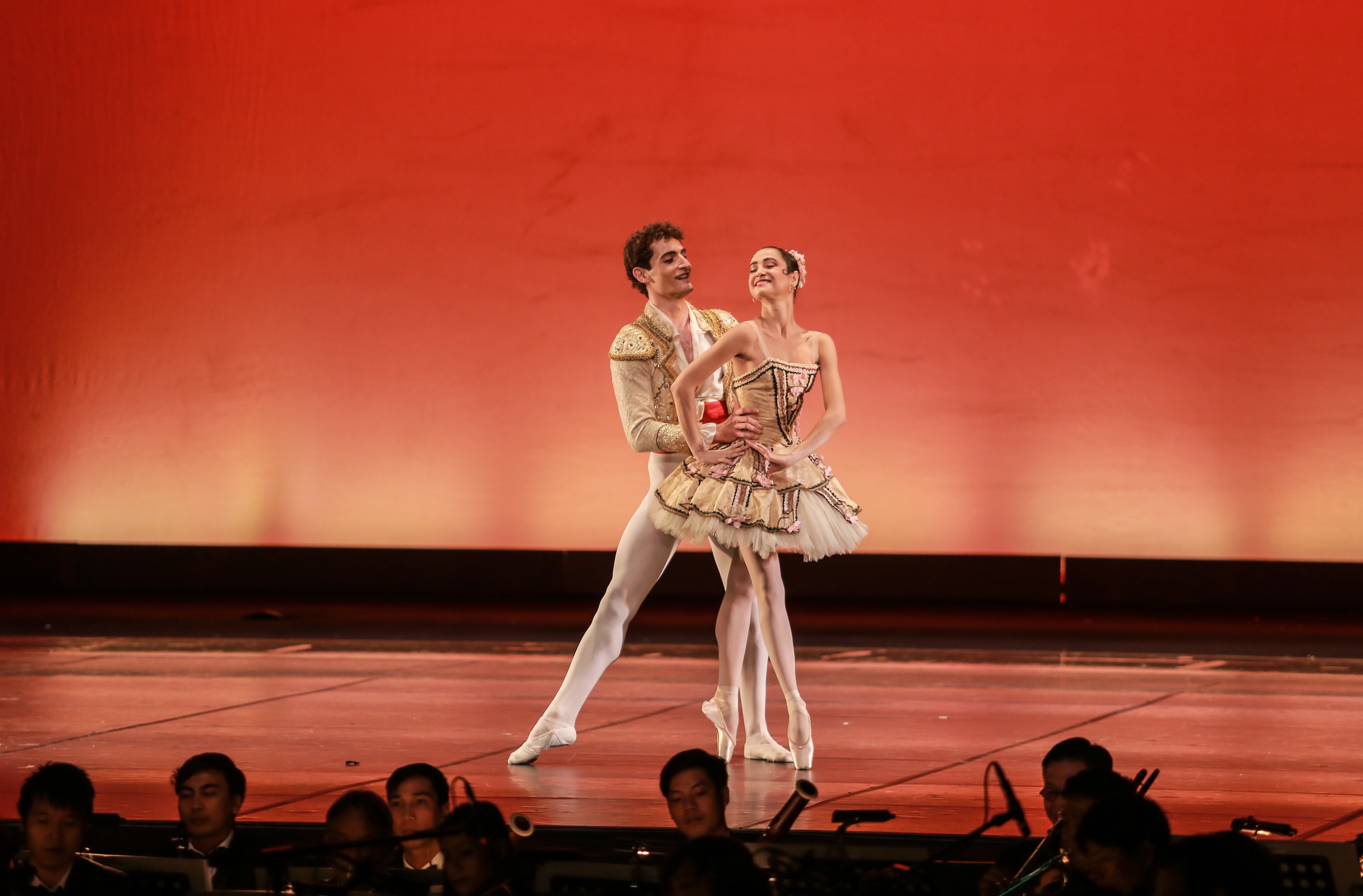 Paris Ballet par Vpbank: “Ly vang Pháp” cho người sành điệu - 4