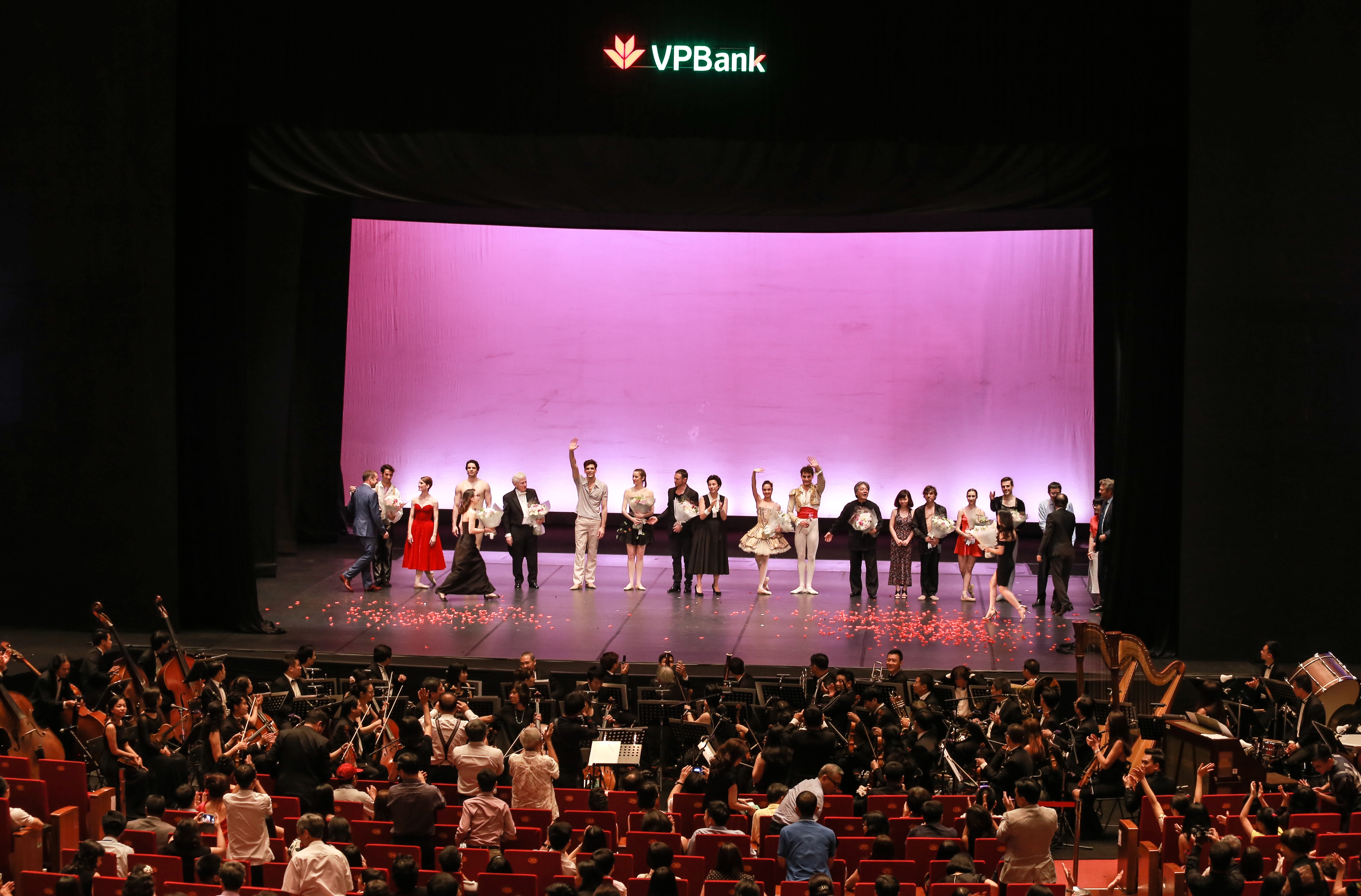 Paris Ballet par Vpbank: “Ly vang Pháp” cho người sành điệu - 1 Paris Ballet par Vpbank: “Ly vang Pháp” cho người sành điệu - 1