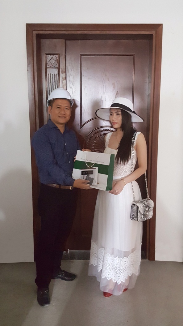 Tập đoàn Tân Hoàng Minh chính thức bàn giao căn hộ D’. Le Pont D’or – Hoàng Cầu đầu tiên cho khách hàng - 1 Chị Nguyễn Thị Hương - vị khách đầu tiên nhận bàn giao căn hộ dự án D’. Le Pont D’or – Hoàng Cầu.