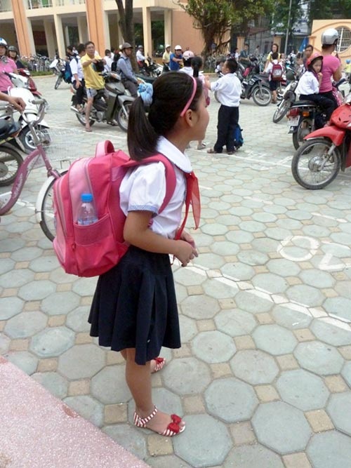 Tá hỏa tìm cặp siêu nhẹ, chống gù lưng cho con - 1 Tá hỏa tìm cặp siêu nhẹ, chống gù lưng cho con - 1
