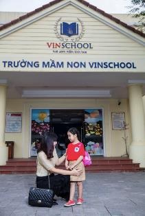 Với Trường mầm non Vinschool và Trường học quốc tế BIS, các bậc phụ huynh không còn bận tâm chuyện đưa đón con đi học hàng ngày, cũng như hoàn toàn hài lòng với môi trường giáo dục quốc tế nơi đây.