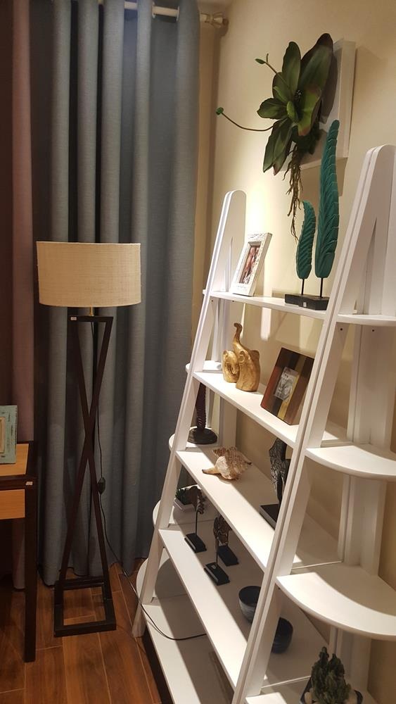 Thêm một địa chỉ cho những người yêu trang trí nội thất - 5 Ở góc này, chiếc đèn cây số 8 đang duyên dáng đứng cạnh chiếc bàn và giá kệ