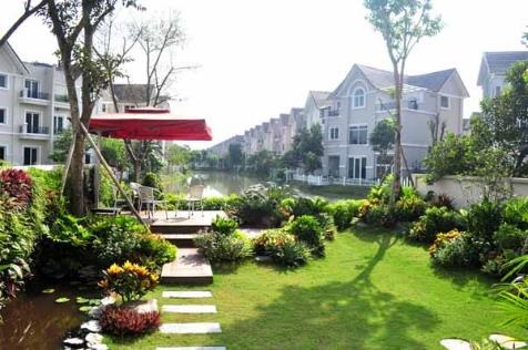 Khám phá kiến trúc và nghệ thuật bài trí của biệt thự 5 sao ven sông - 3 Không gian sân vườn xanh mát ven sông là nơi thư giãn và tổ chức các bữa ăn tối ấm cúng cho đại gia đình