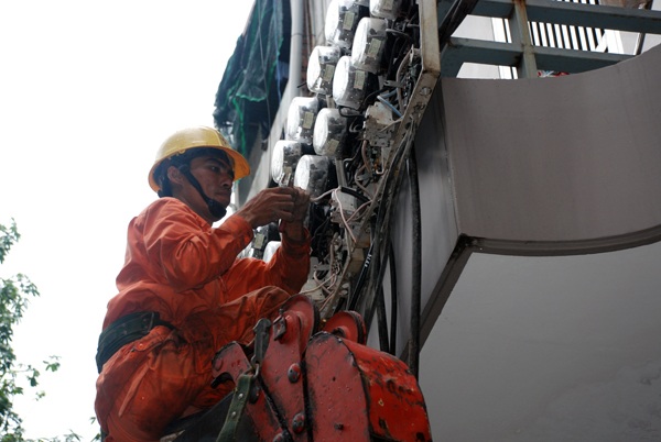 Đến 15h40 Công nhân Công ty Điện lực Đống Đa đang khẩn truơng khắc phục sự cố để cấp điện lại phục vụ Quý khách hàng