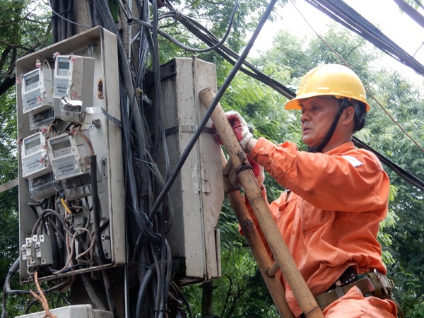 Những gia đình cuối cùng được cấp điện trở lại an toàn - - Ảnh chụp lúc 16h30 ngày 28/7/2016 trên Phố Võ Thị Sáu