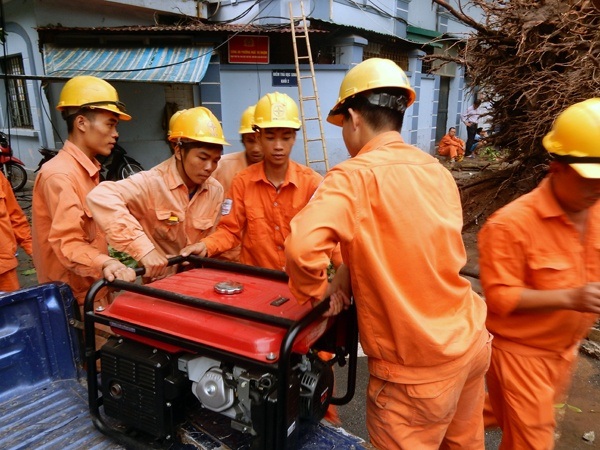 Máy phát điện đã được mang đến phục vụ chiếu sáng thi công ngay trong đêm - Ảnh chụp lúc 18h00 ngày 28/7/2016 trên phố Trần Xuân Soạn