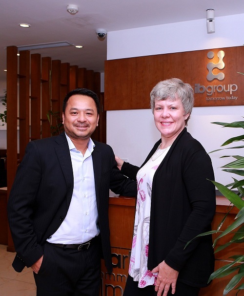Việt Nam mùa show ngoại - Đâu cứ sao xịn là thành công - 2 Bà Theresa Taylor Chủ tịch Hiệp Hội Thu âm chuyên nghiệp Hoa Kỳ (NARIP) trong buổi làm việc với IB Group tại Việt Nam.