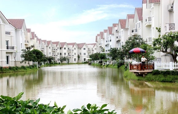 Vinhomes Riveside – “Phiên bản chuẩn” của một đô thị sinh thái hiện đại - 1 Những ngôi nhà trắng mang phong cách kiến trúc tân cổ điển tại khu đô thị sinh thái Vinhomes Riverside