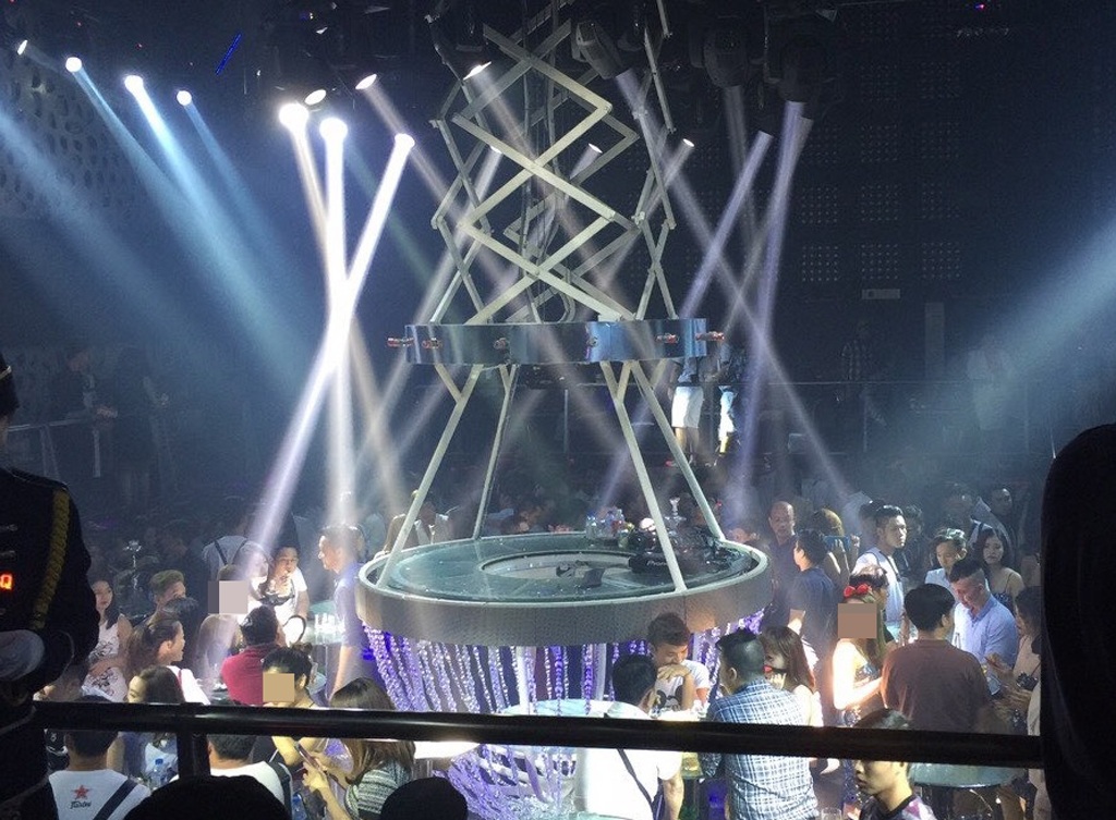 Hơn 100 Cảnh sát “đột kích” quán bar lúc rạng sáng, dân chơi tháo chạy - 1
Bên trong quán bar Canalis khi công an ập vào kiểm tra