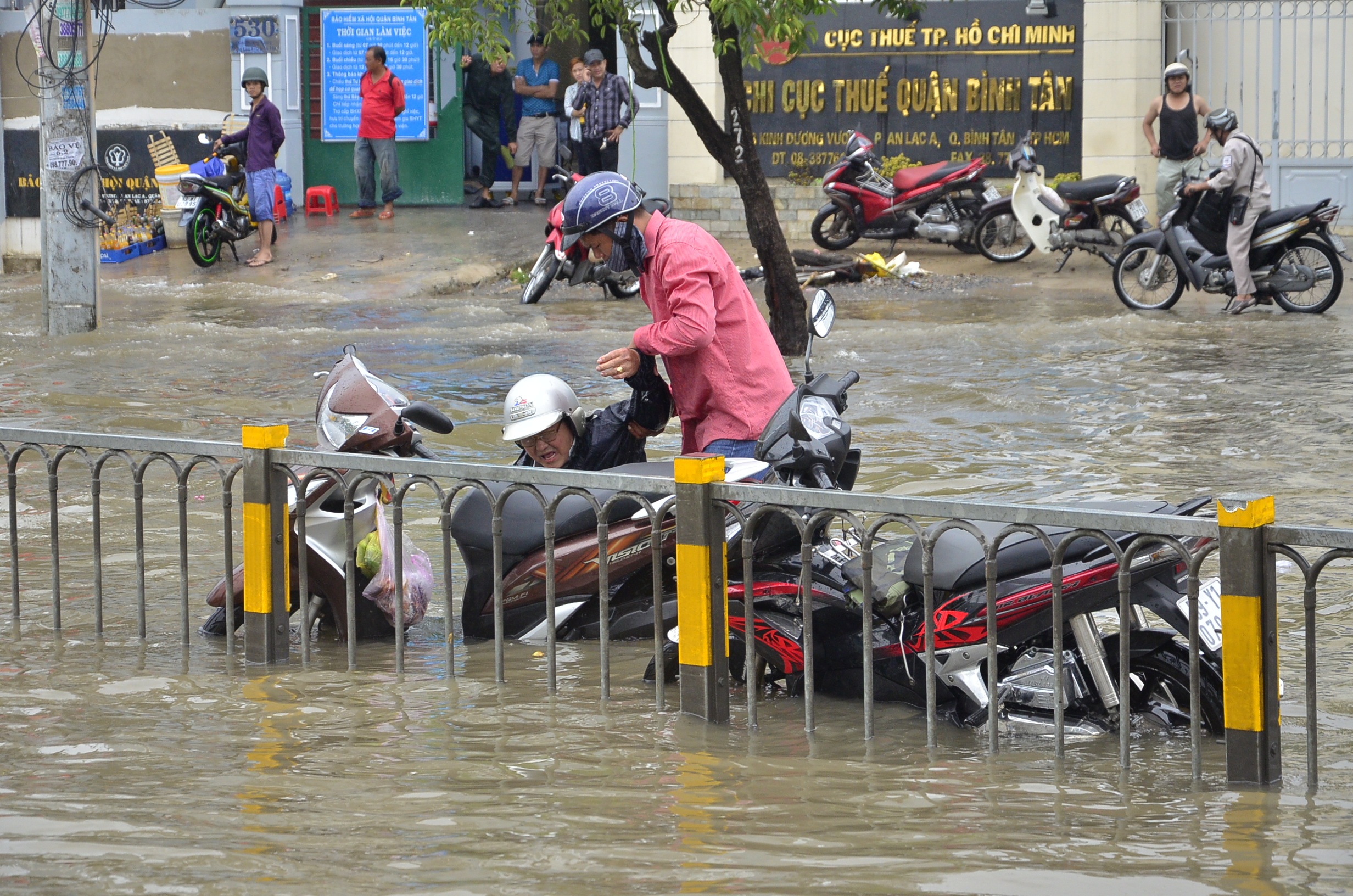 Nhiều người bị té ngã do đường ngập