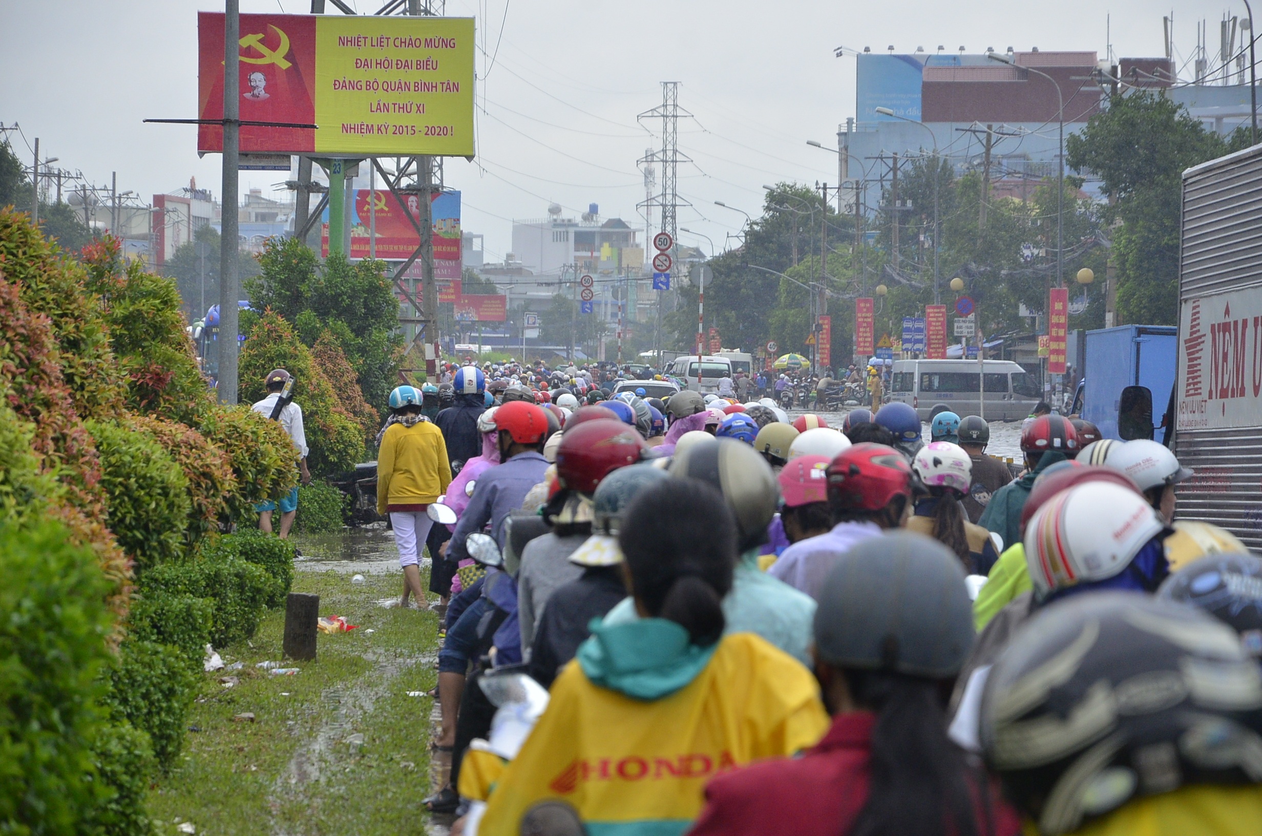 Hàng trăm phương tiện ùn ứ do đường ngập