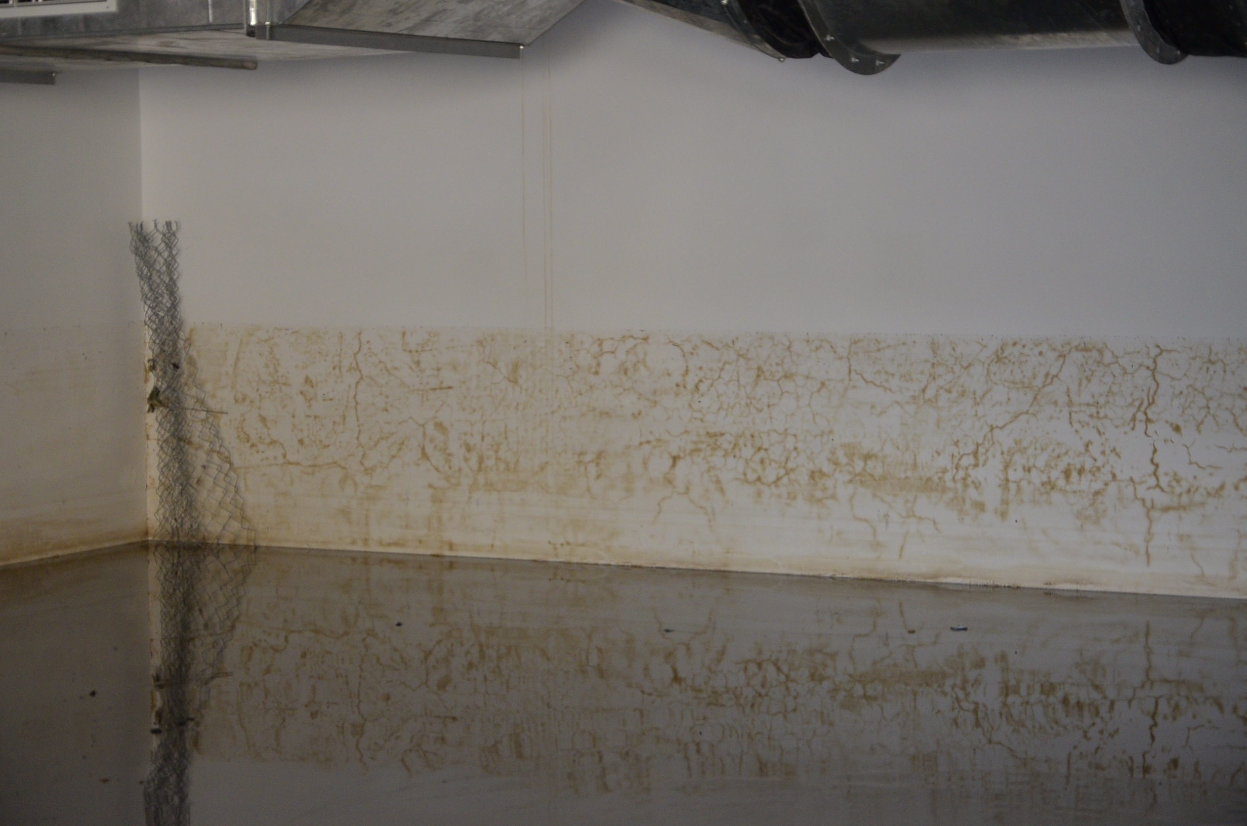 Nước trong hầm đã rút bớt, tuy nhiên vệt bám trên tường cho thấy mức nước trong hầm thời điểm bị ngập rất cao