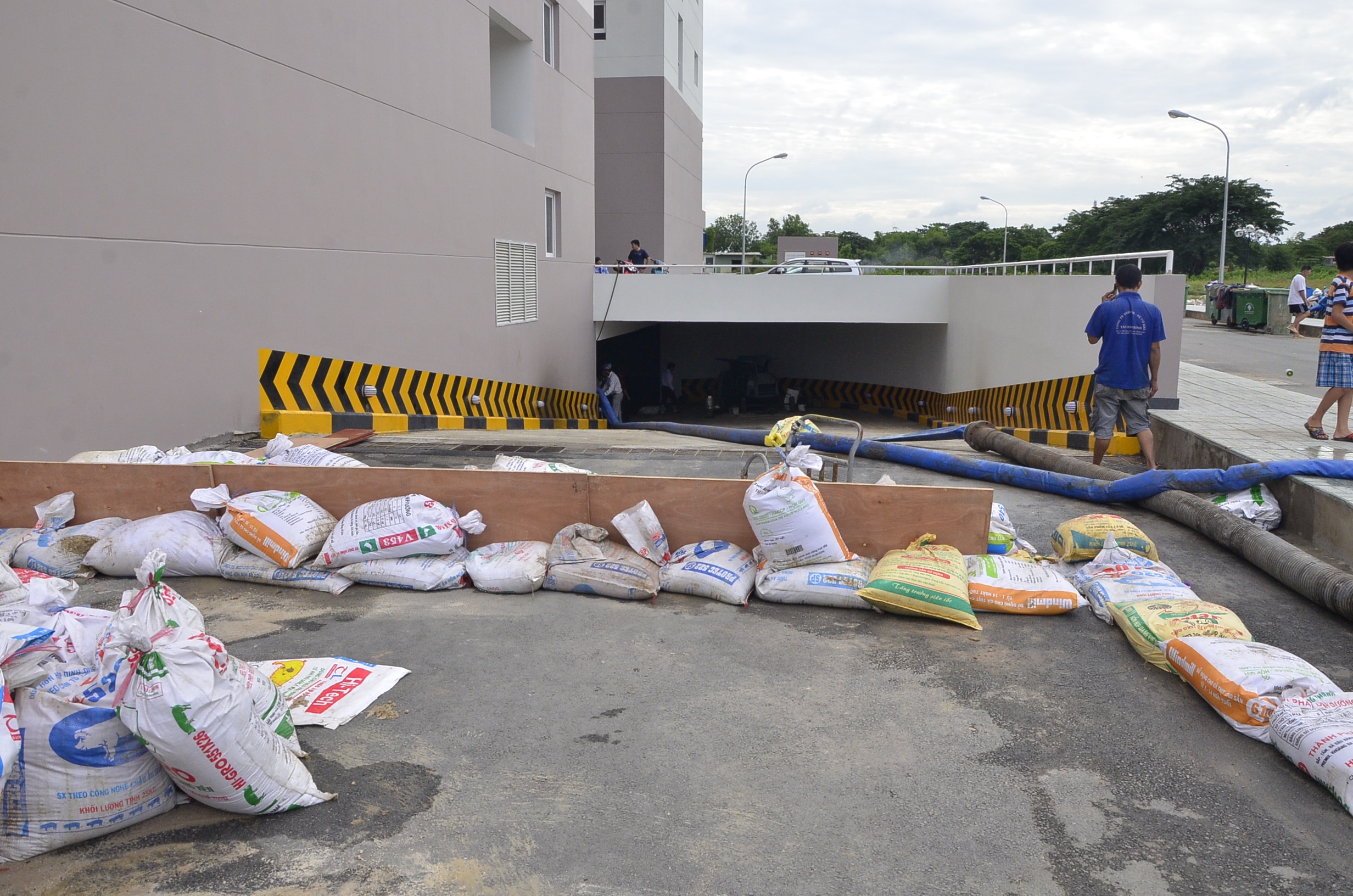 Để tránh bị trận ngập tương tự, Ban quản lý chung cư đã sử dụng bao cát để đắp trước miệng hầm