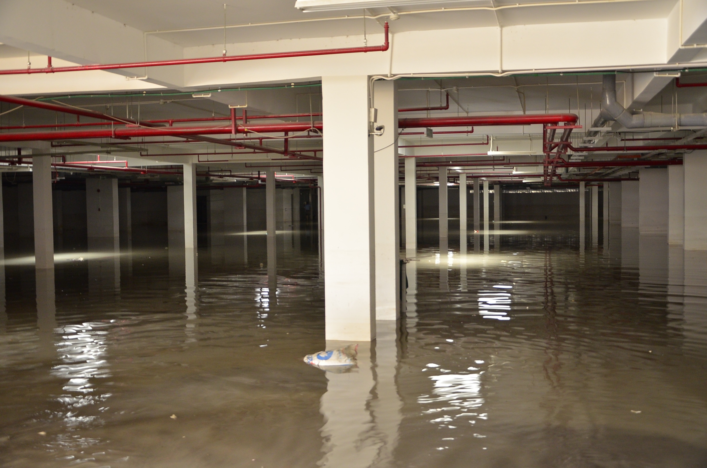 Đến chiều nay 17/9, nước trong hầm vẫn còn ngập sâu