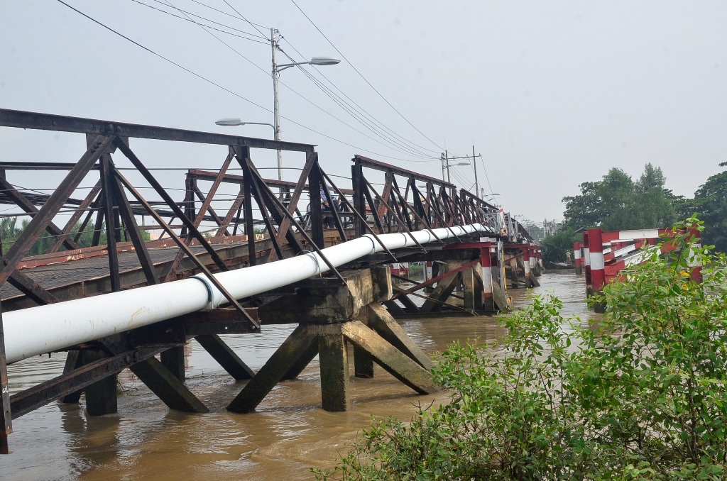 Cầu Long Kiển (nối xã Nhơn Đức với xã Phước Kiển, huyện Nhà Bè, TPHCM) bị xà lan chở cát đâm vào gây hư hỏng