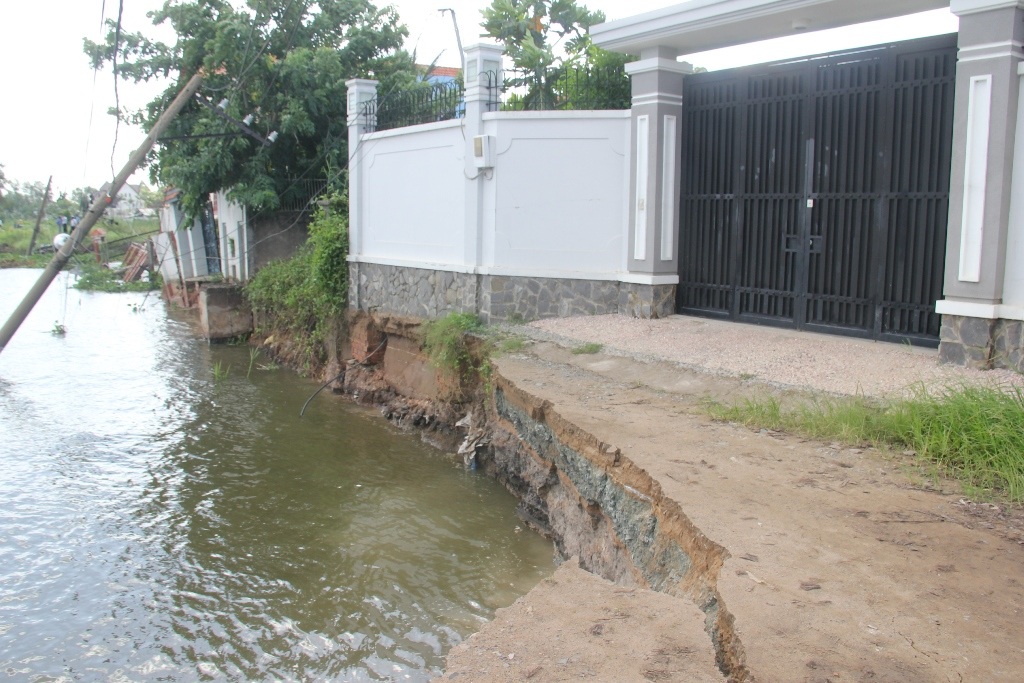 Nhiều điểm sạt lở mới phát sinh và đe dọa đến cuộc sống của người dân