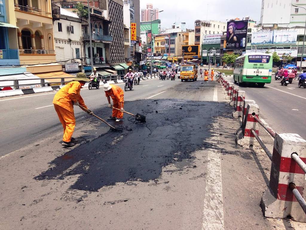 Bùn thải đen ngòm bốc mùi hôi thối rải khắp trên mặt cầu Chà Và