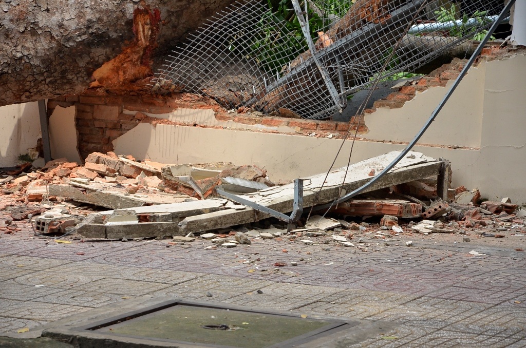 
Tường rào tòa nhà bị sập, hư hỏng sau sự cố.
