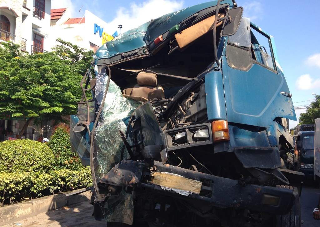 
Đầu xe bồn nát bét, biến dạng nhưng may mắn tài xế chỉ bị thương nhẹ.
