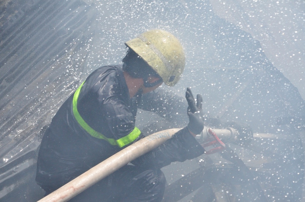 Nhiều chiến sĩ không ngại hiểm nguy lao vào hiện trường để phun nước